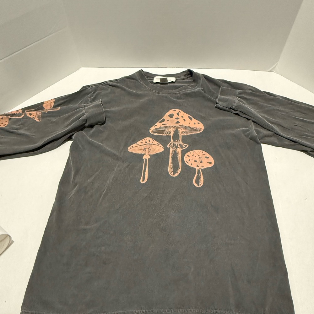 Obsessive Love Size M Long Sleeve Take It Easy Mushroom Graphic Tee